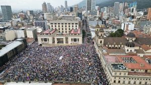 MARCHA 21 DE ABRIL EN CONTRA DEL GOBIERNO DE GUSTAVO PETRO BOGOTÁ en la plaza de Bolívar imágenes de DRONE