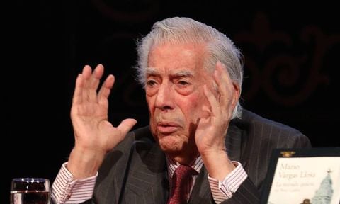 Mario Vargas Llosa fue hospitalizado tras confirmarse su caso de covid, según detalló uno de sus hijos.