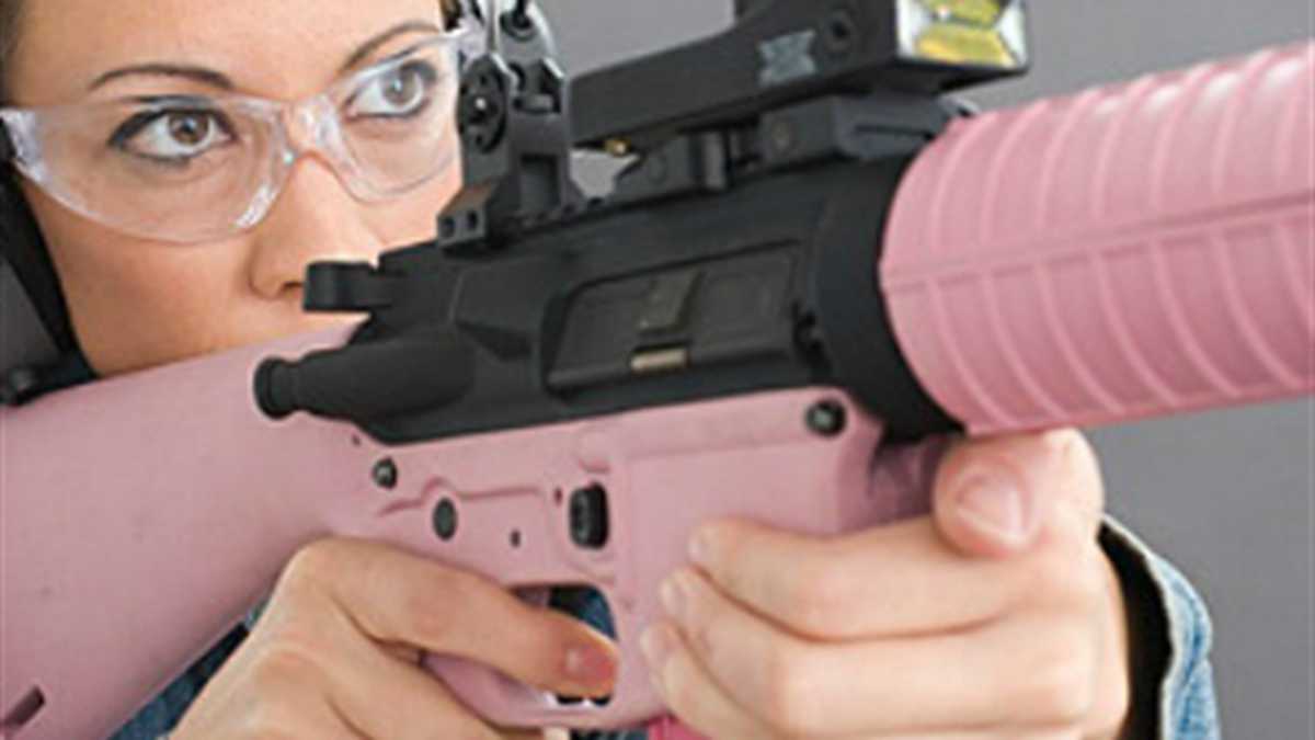 La creciente oferta de armas de fuego y de defensa personal "para mujeres" revela el interés de este género en el tema.