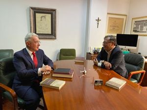 Gustavo Petro y Álvaro Uribe durante la reunión.
