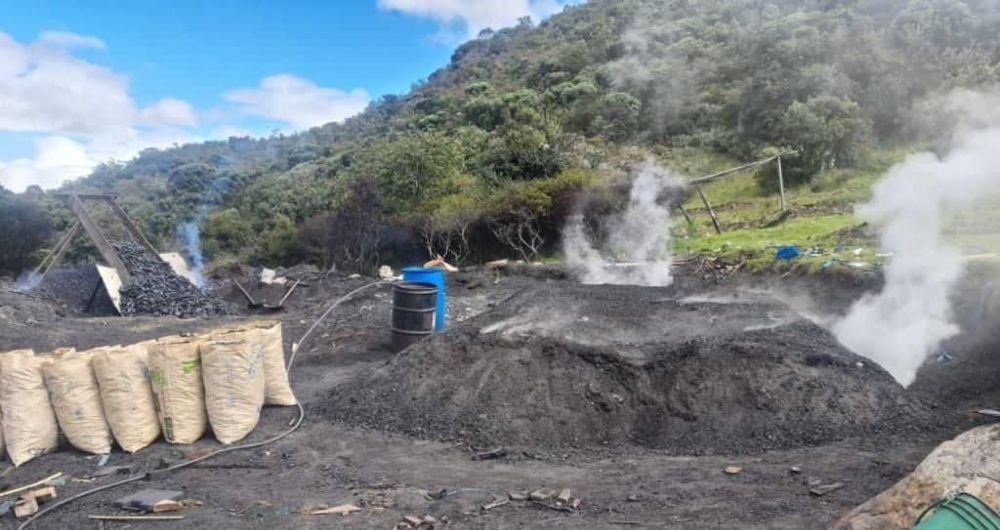 En un operativo de la CAR con el Ejército Nacional, se decomisó varios bultos de carbón vegetal que estaba siendo quemado al aire libre en Ciudad Bolívar, en Bogotá.