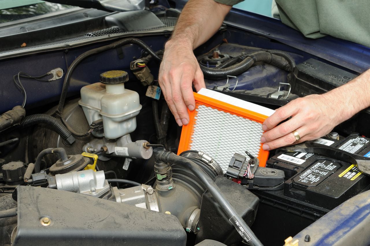 Hacer un cambio en el filtro de aire puede ayudar a cuidar el motor del carro.