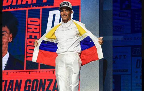 Christian González lució orgulloso una chaqueta con los colores de la bandera colombiana en el momento de ser elegido para jugar en la NFL.