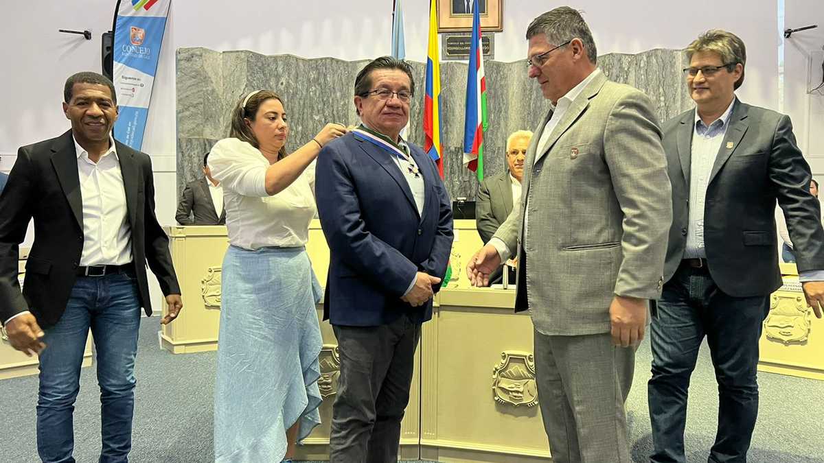 Fernando Ruiz fue exaltado en el Concejo de Cali y recibió una importante medalla.