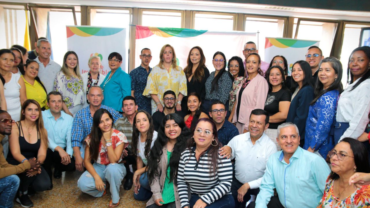 La gobernadora del Valle del Cauca, Clara Luz Roldán acompañó el acto de despedida de los 48 profesores vallecaucanos que este lunes 2 de octubre viajarán a Inglaterra