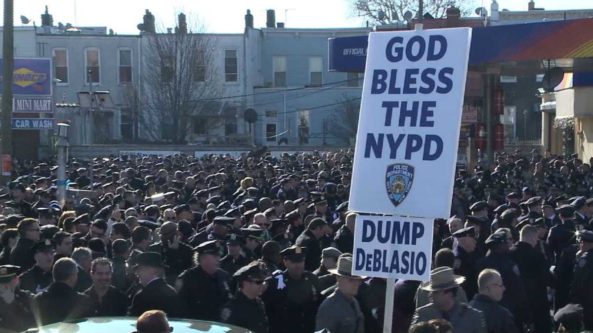 Por segunda vez en una semana oficiales de policía de Nueva York han rechazado la presencia del alcalde en el funeral de un agente.