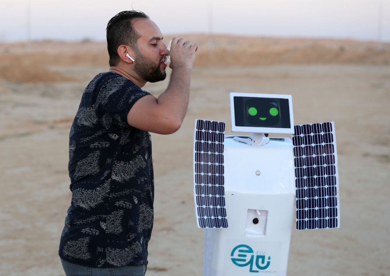 Un hombre bebe el agua producida por ELU, un robot de control remoto que puede extraer agua del aire, inventado en el desierto de Borg Al Arab, Alejandría. El robot es capaz de condensar la humedad de la humedad y tendría la capacidad de trabajar en entornos que son más difíciles que los de la Tierra, como durante los vuelos espaciales o incluso en Marte. REUTERS / Mohamed Abd El Ghany