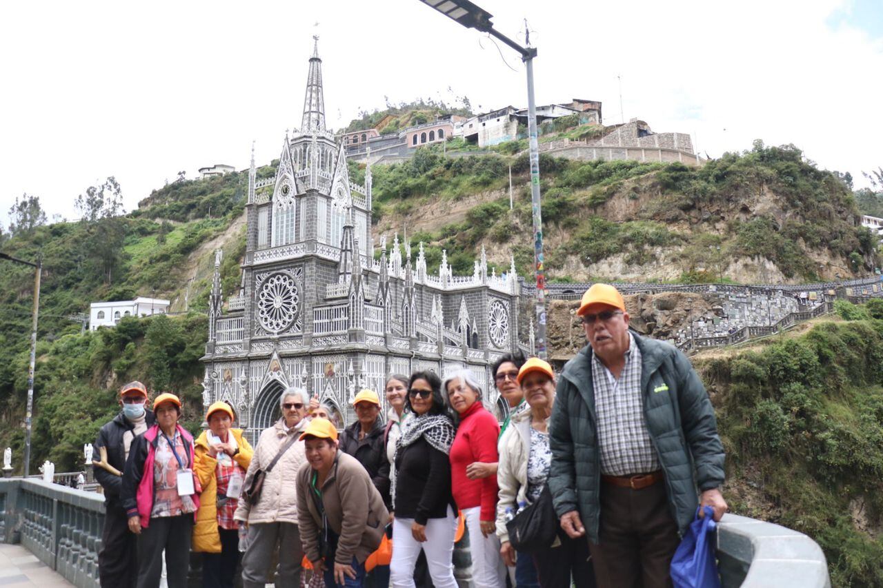 Adultos mayores visitan el Santuario de Las Lajas en Ipiales, Nariño.