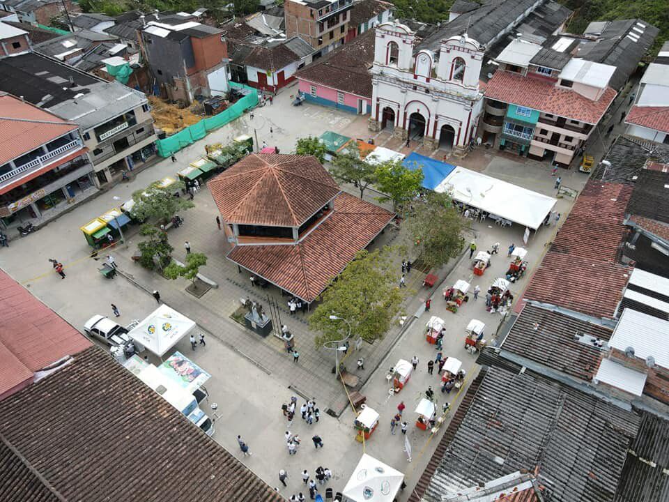 Plaza principal de Anorí, Antioquia.