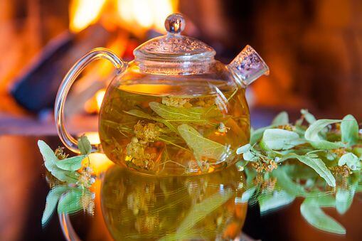 El té de tila ayuda a bajar la tensión arterial.