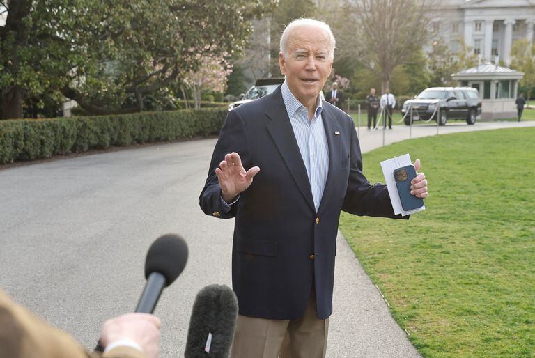 Los miembros de los medios de comunicación hacen preguntas al presidente de los Estados Unidos, Joe Biden, mientras camina hacia el helicóptero Marine One
