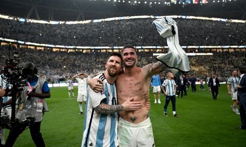 LUSAIL CITY, QATAR - DECEMBER 18: Lionel Messi and Rodrigo De Paul of Argentina celebrate with the fans after the team's victory in the penalty shoot out during the FIFA World Cup Qatar 2022 Final match between Argentina and France at Lusail Stadium on December 18, 2022 in Lusail City, Qatar. (Photo by Getty Images/Shaun Botterill - FIFA/FIFA)