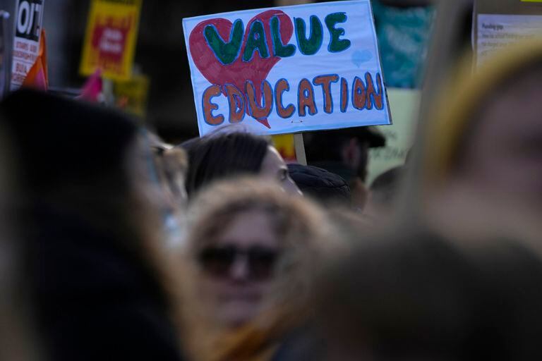 Importante sector de los manifestantes aboga por mejoras y más recursos para la educación en Reino Unido.