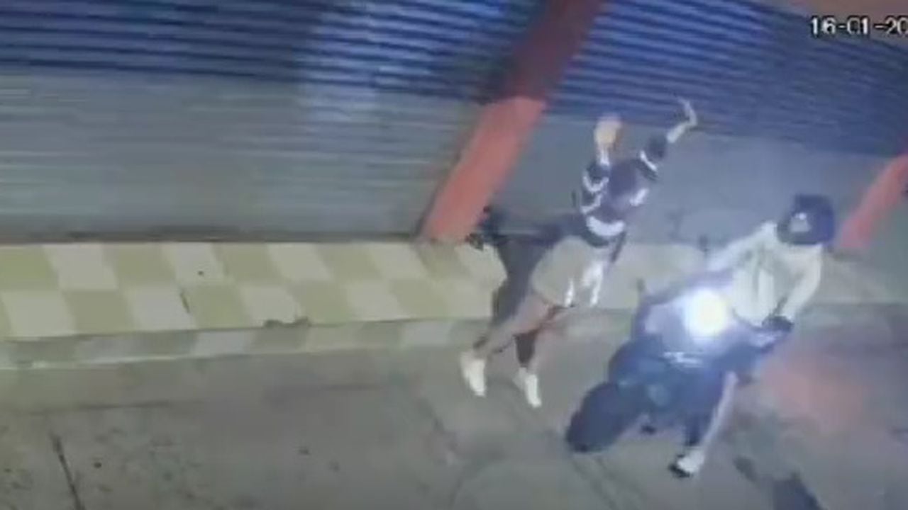 Captan en video cómo motoladrones asaltaron a sus víctimas en dos barrios de Cali.