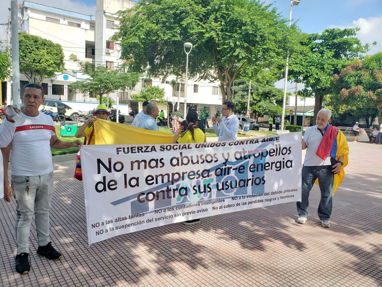 Marchantes en Barranquilla contra presuntos abusos y cobros excesivos de las tarifas de energía.