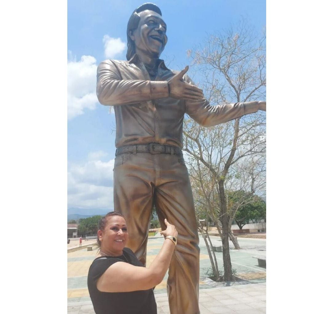 Patricia Acosta junto a la estatua de Diomedes Díaz