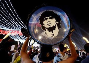 Fútbol Fútbol - Copa Mundial de la FIFA Qatar 2022 - Doha, Qatar - 25 de noviembre de 2022 Un fan argentino sostiene su tambor mostrando una imagen del ex jugador Diego Maradona en la Corniche de Doha.