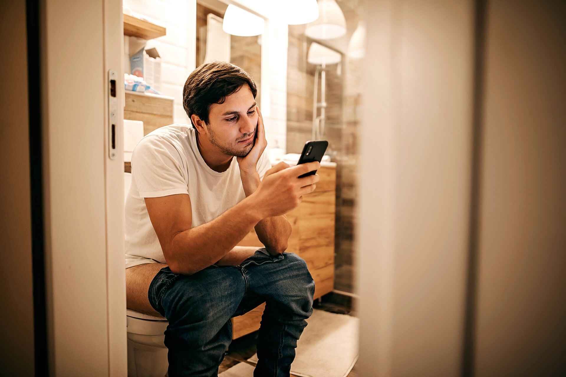 Usar el celular en el baño: por estas razones se debería evitar