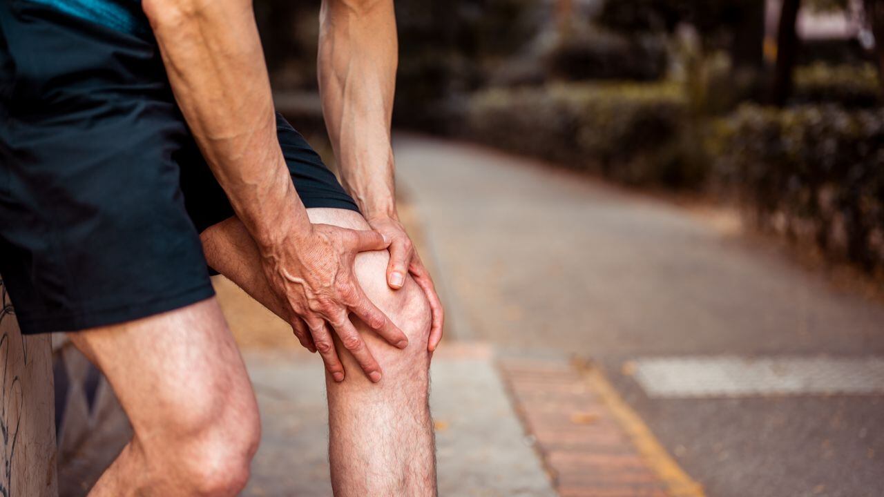 El dolor de rodilla también se debe a movimientos bruscos o actividades de exigencia física.