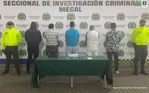 Los cinco sujetos fueron capturados por agentes de la Sijin de la Policía Metropolitana en dos diligencias de registro y allanamiento a sus viviendas. Durante los operativos fueron incautados tres teléfonos celulares, dos tablets, un vehículo taxi y una motocicleta.