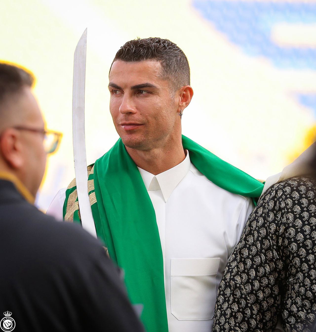 Cristiano Ronaldo luciendo la bandera de Arabia a sus espaldas.