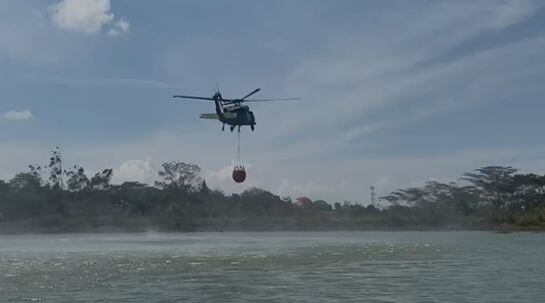 Helicópteros del Ejército ayudan a apagar incendio en el páramo de Santurbán en Santander.