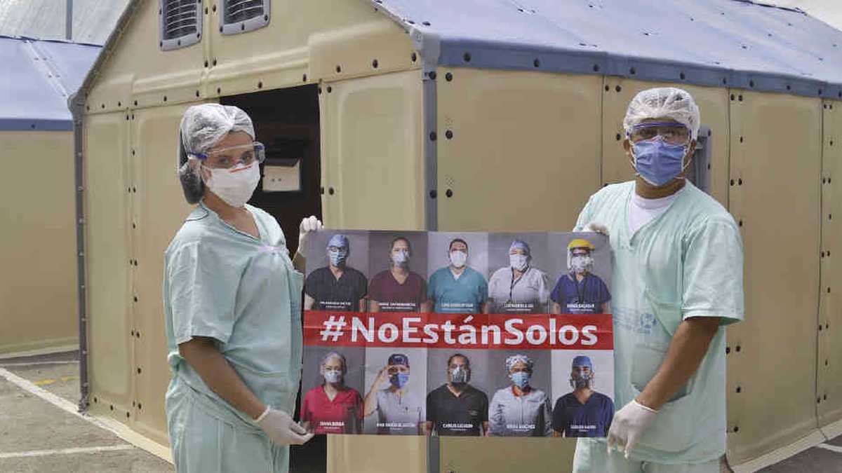 En Bucaramanga, funcionarios del Hospital Universitario exhiben con orgullo la otra cara del afiche: diez miembros del personal de salud de varias instituciones que trabajan en las ucis.