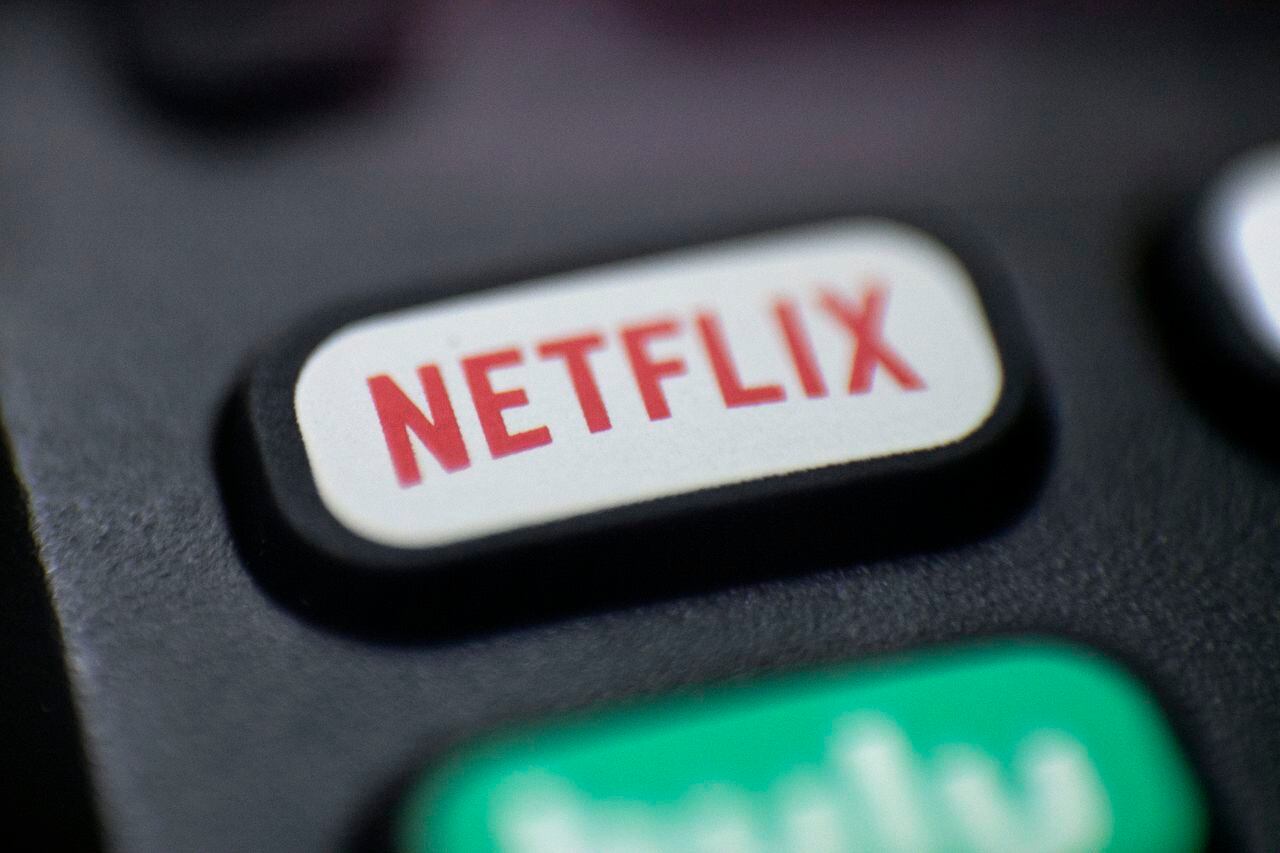 Un logotipo de Netflix en un control remoto en Portland, Oregon. (Foto AP/Jenny Kane, archivo)