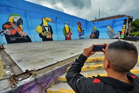 Este mural ubicado sobre la calle 5 con 26 es una obra del maestro Diego Pombo, junto con artistas urbanos de Cali, para darle color a la ciudad y a través del arte volver a resignificar la cultura de la capital de Valle.