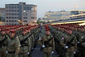 Los miembros del servicio ruso se alinean antes de un ensayo para un desfile militar que marca el aniversario de la victoria sobre la Alemania nazi en la Segunda Guerra Mundial en Moscú, Rusia, el 27 de abril de 2023. 