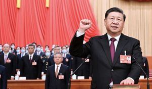 Xi Jinping alza su puño derecho en señal de victoria tras ser reelegido como mandatario para un tercer periodo en China