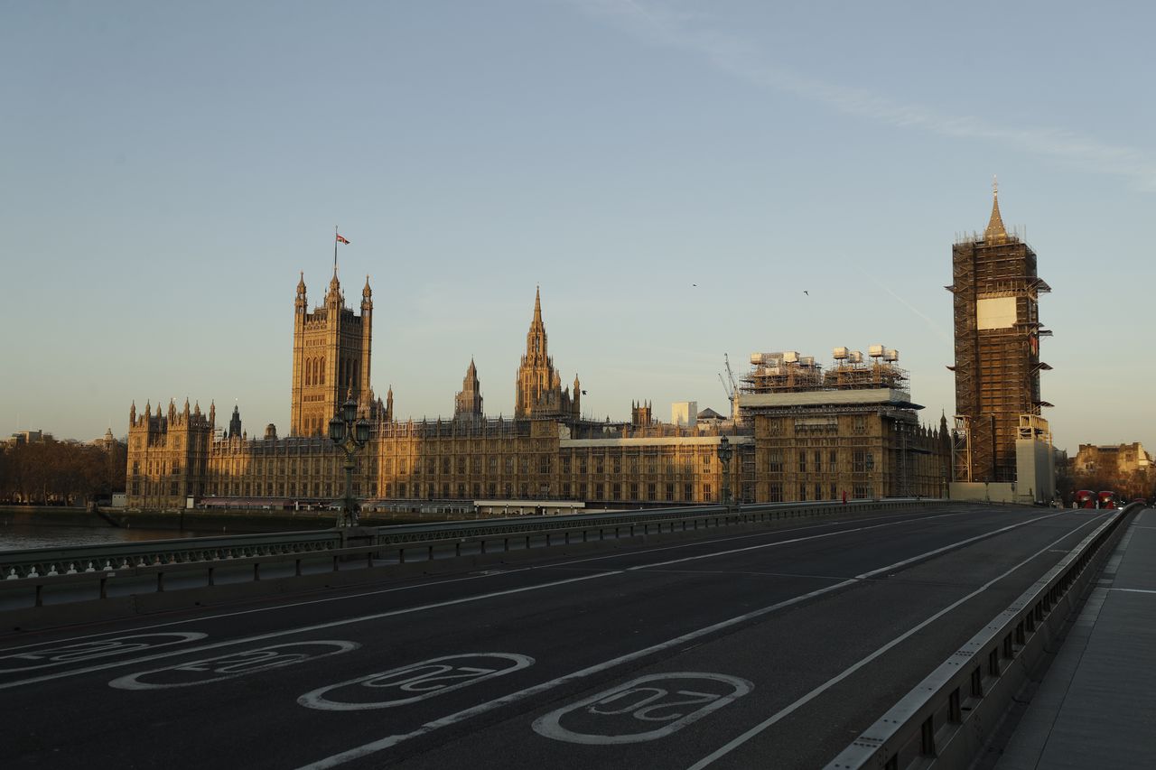Londres, puente de Westminster casi desierto y en el fondo el Parlamento y el Big Ben. (AP Foto/Matt Dunham, File)