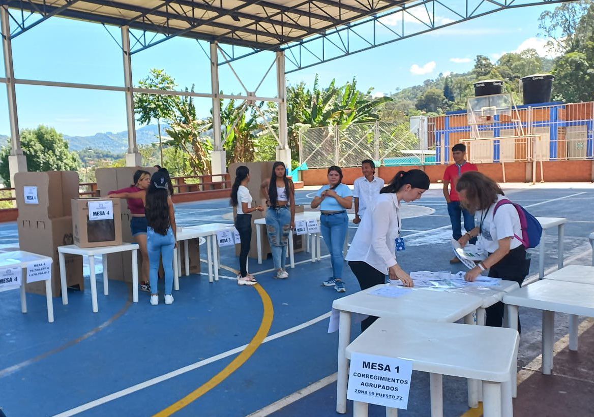 Consultas populares e interpartidistas se votan en Bogotá y otros tres municipios.