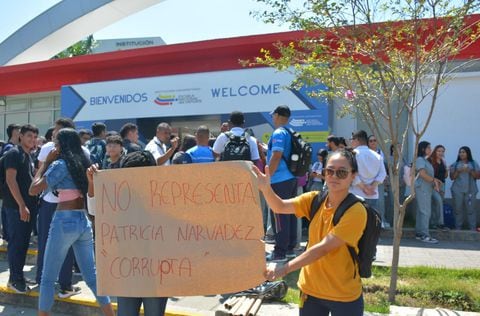Estudiantes de la Escuela Nacional del Deporte protestan en la sede de la institución.