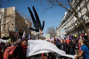 Un títere del presidente francés Emmanuel Macron sale al aire durante una marcha encabezada por el candidato de extrema izquierda para las próximas elecciones presidenciales Jean-Luc Melenchon, en París. Foto AP/Thomas Padilla