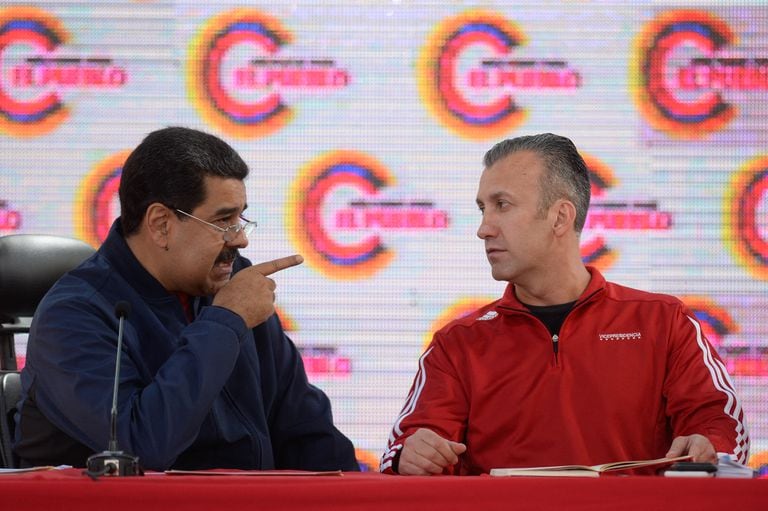 De izquierda a derecha: Nicolás Maduro y Tareck El Aissami, quien renunció a ser ministro de Petróleo de Venezuela.