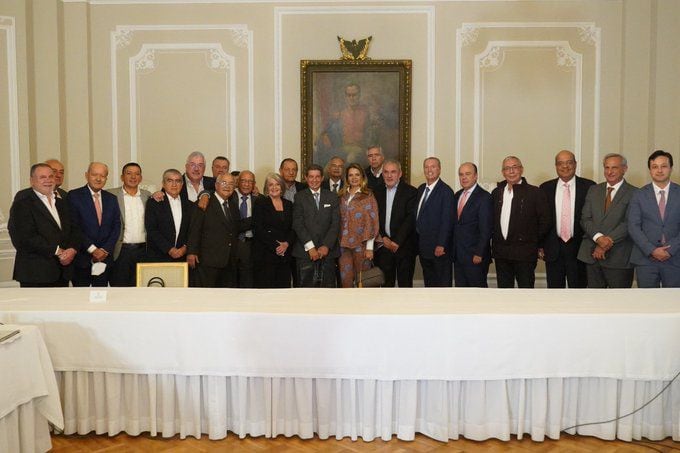 Esta foto del acuerdo al que llegaron el Gobierno y Fedegán fue publicada por el presidente Petro para celebrar el convenio. Sin embargo, canceló la firma, este viernes.