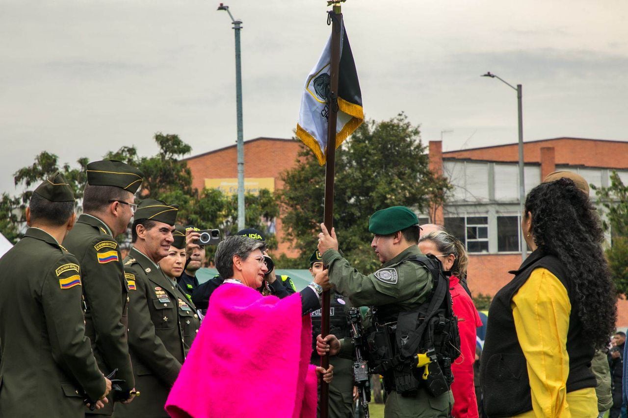 La alcaldesa de Bogotá, Claudia López, le entregó al teniente coronel Fredy Yamid Barbosa la bandera del nuevo comando élite multicrimen de la ciudad.