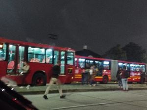 Manifestantes se retiraron del punto sobre la calle 13. De esta manera, “agentes Civiles de Tránsito y la Policía de Tránsito de Bogotá monitorean las condiciones de movilidad en la zona”.