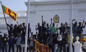 El presidente Rajapaksa, había abandonado su país a bordo de un avión militar, en medio de una ola de protestas que llevó a un grupo de manifestantes, incluso, a tomarse la residencia presidencial.