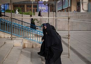 El hiyab​ es un velo que cubre la cabeza y el pecho que las mujeres musulmanas. Un proyecto de ley en Irán busca tipificar su no uso como delito, planteando sanciones "más severas".