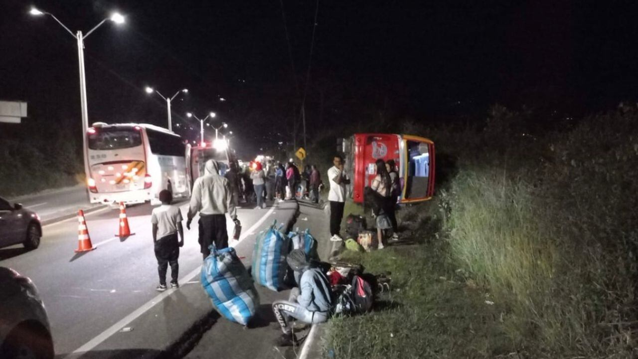 Accidente de tránsito de un bus este 2 de enero sobre la autopista Medellín - Bogotá.