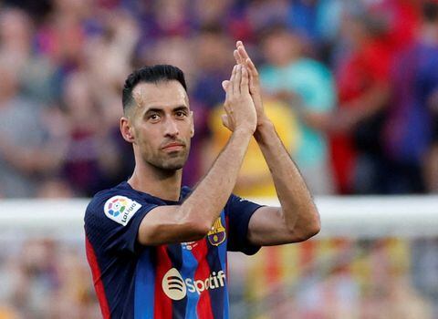 FILE PHOTO: Soccer Football - LaLiga - FC Barcelona v RCD Mallorca - Camp Nou, Barcelona, Spain - May 28, 2023 FC Barcelona's Sergio Busquets applauds fans as he is substituted during his last match for FC Barcelona at Camp Nou REUTERS/Albert Gea/File Photo