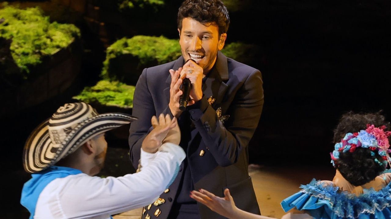 Sebastián Yatra interpretando la canción 'Dos oruguitas' en el escenario de los Premios Óscar 2022