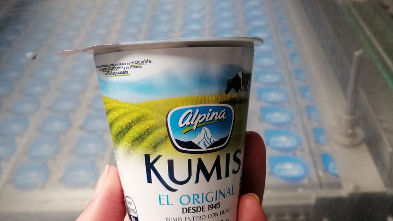Desde noviembre del año pasado Alpina utiliza etiquetas de cartón en  uno de sus productos ícono: el Kumis.
