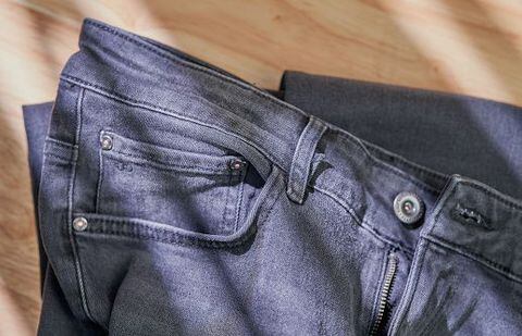 Reparar un botón de jean descosido es una tarea sencilla que no requiere habilidades de costura avanzadas