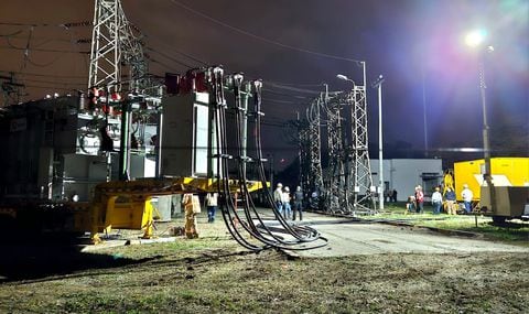 Ingenieros de Emcali continuan en la sub estacion de san luis ejecutando labores para el reestablecimiento de la energía en varios barrios de Cali.