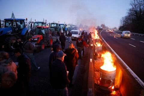 Los agricultores encienden fuegos mientras bloquean una carretera cerca de Ableiges, al norte de París, el viernes 26 de enero de 2024. Los agricultores que protestaban cerraron largos tramos de algunas de las principales autopistas de Francia el viernes, utilizando sus tractores para bloquear y ralentizar el tráfico y presionar al gobierno.