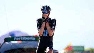 Thymen Arensman sorprendió en el final y se quedó con la etapa 15 de la Vuelta a España. Foto: Getty Images