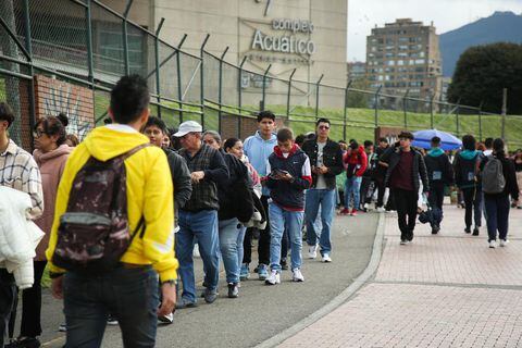 Filas inscripción jóvenes a la U de Bogotá
